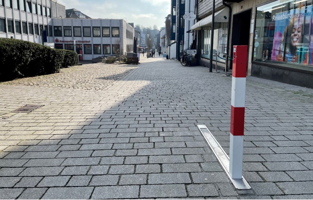 Klappbare Poller wie in der Mühlenstraße sollen die Fußgängerzone vor Schleichverkehr schützen. Foto: Kreisstadt Mettmann