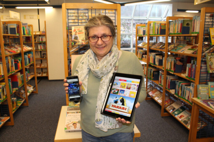 Anne Heimansberg-Schmidt, Leiterin der Stadtbücherei Erkrath, freut sich über die neuen Online-Angebote, die in Erkrath und vielen weiteren Stadtbüchereien im Kreis zur Verfügung stehen. Foto: Stadt Erkrath