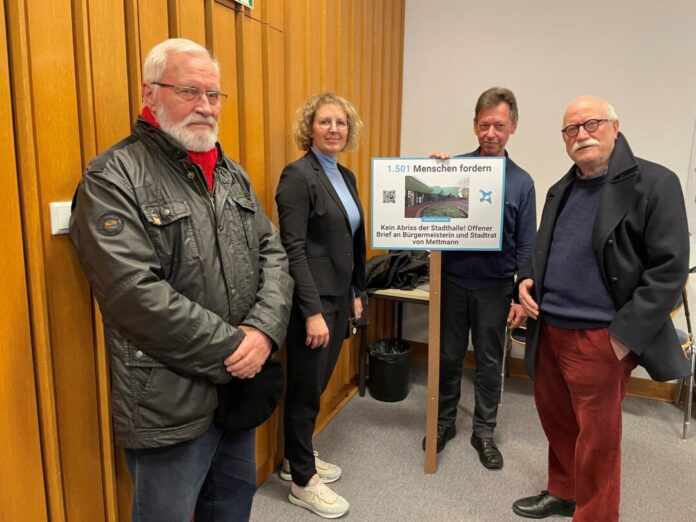 Gruppe präsentiert Petition zum Erhalt einer Stadthalle.