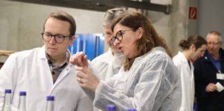 Wissenschaftler begutachten Proben im Labor.