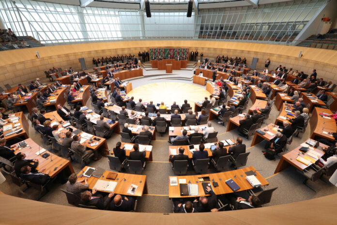 Ein Blick in den Plenarsaal des Landtags in Düsseldorf. Foto: Landtag NRW/Bernd Schälte