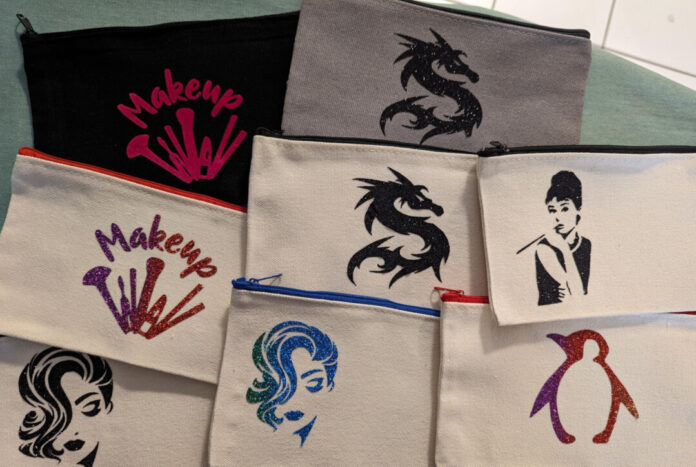 Beim DIY-Workshop in der Stadtbücherei in Alt-Erkrath kann man den Umgang mit Plottern erlernen und dann im Handumdrehen attraktive T-Shirt, Tassen oder Fensterbilder selbst gestalten. Foto: Sonja Thompson