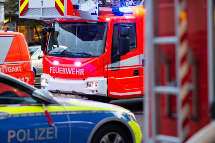 Feuerwehr und Polizeiautos mit Blaulicht im Einsatz.