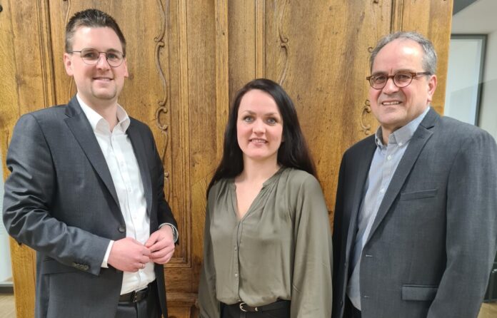 „Staffelübergabe“ im Kulturamt: Kulturdezernent Patrick Anders (links) dankt Frank Stamm (rechts) für seine langjährige Tätigkeit und begrüßt seine Nachfolgerin Kristina Vaupel (Mitte), die die Veranstaltungsplanung übernimmt. Foto: Stadt Ratingen