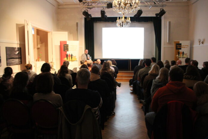 Der Verein "Neue Wege" hatte eingeladen - rund 100 Fachleute kamen, um den Ausführungen von Professor Menno Baumann zu folgen. Foto: Verein