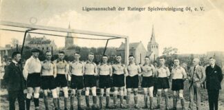 Das Bild zeigt die 1. Fußballmannschaft des Fußballvereins Ratinger Spielvereinigung 04/19 (RSV 04/19), aufgenommen 1925 am Sportplatz Kaiserswerther Straße. Foto: Stadtarchiv Ratingen