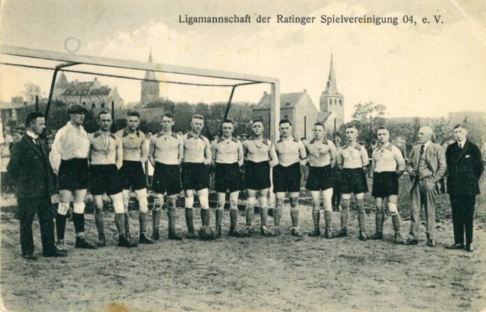 Das Bild zeigt die 1. Fußballmannschaft des Fußballvereins Ratinger Spielvereinigung 04/19 (RSV 04/19), aufgenommen 1925 am Sportplatz Kaiserswerther Straße. Foto: Stadtarchiv Ratingen