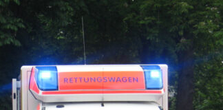 Rettungswagen mit Blaulicht im Einsatz.
