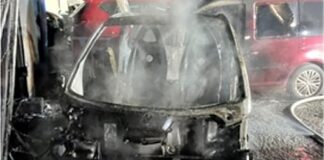 Der Smart ist im Hinterhof einer Hildener Werkstatt vollständig abgebrannt. Foto: Polizei