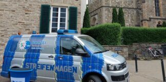 Der Streifenwagen macht Halt in Ratingen. Foto: Polizei