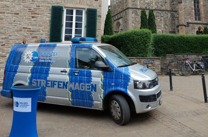 Der Streifenwagen macht Halt in Ratingen. Foto: Polizei