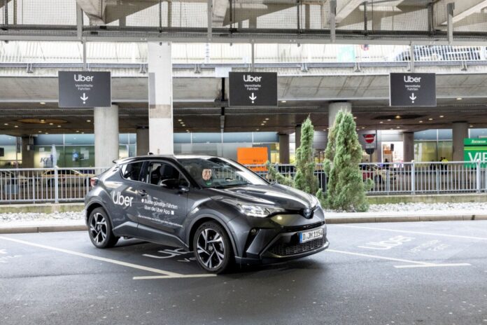 Auf dem neuen Ride-App-Pickup gleich gegenüber des Terminals haben Fahrer und Uber-Nutzer einen zentralen Treffpunkt Foto: Uber/Andreas Wiese