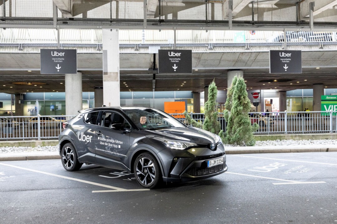 Auf dem neuen Ride-App-Pickup gleich gegenüber des Terminals haben Fahrer und Uber-Nutzer einen zentralen Treffpunkt Foto: Uber/Andreas Wiese