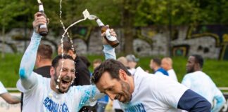 Massimo Mondello (l.) verabreicht seinem Trainer Dimitrios Pappas eine Bierdusche. Foto: SSVg Velbert