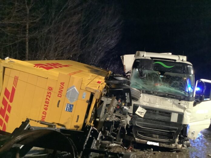 Lkw-Unfall bei Nacht.
