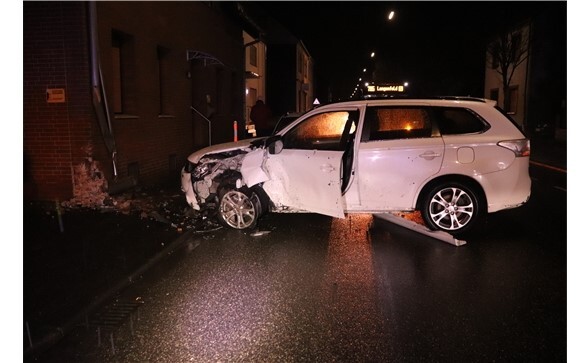 Beschädigtes Auto nach Unfall bei Nacht.