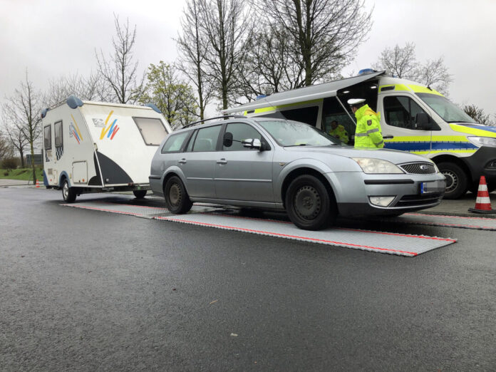 Auf dem Parkplatz der Kreispolizeibehörde in Mettmann stellen die Beamten die Waage auf. Foto: Polizei
