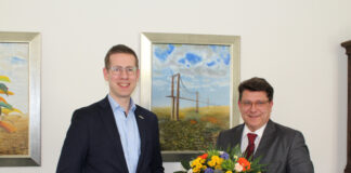 Jörg Schintze hat sein Mandat im Stadtrat aufgrund seines Wegzugs aus Erkrath niedergelegt. Bürgermeister Christoph Schultz bedankte sich im Namen des Rates bei Schintze für sein langjähriges Engagement. Foto: Stadt Erkrath