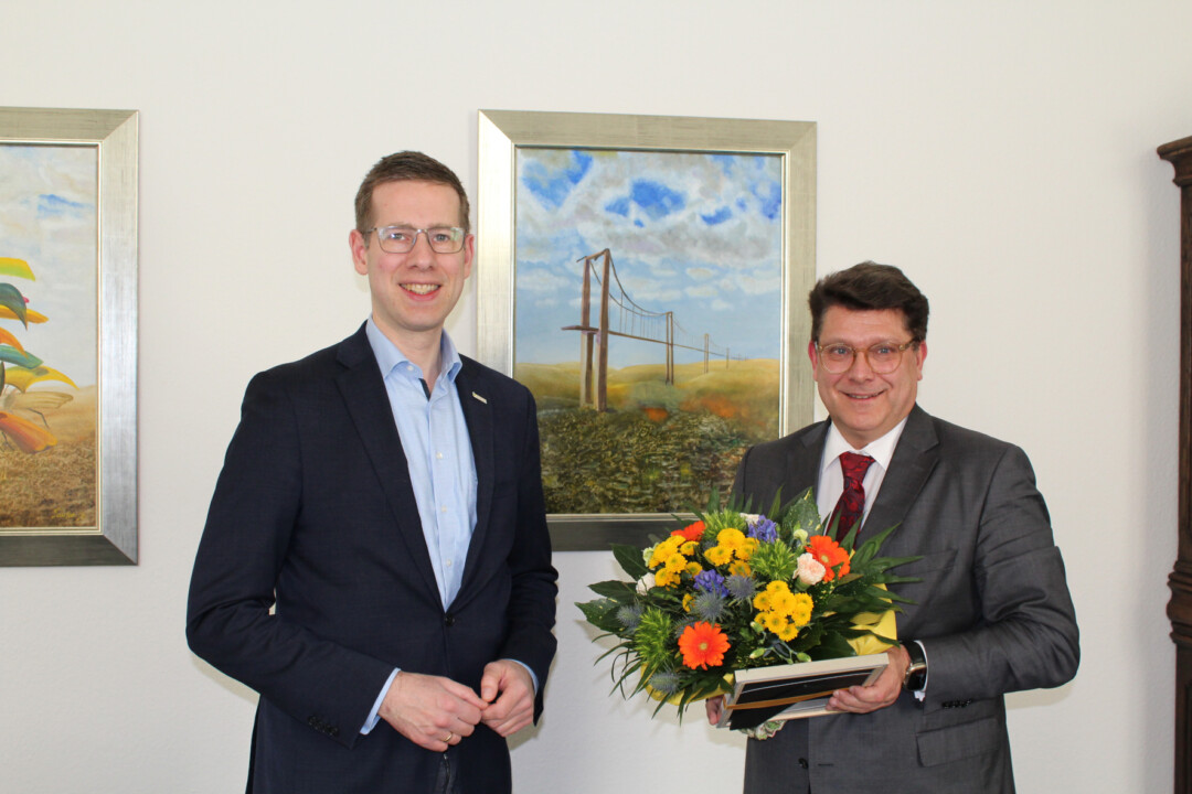 Jörg Schintze hat sein Mandat im Stadtrat aufgrund seines Wegzugs aus Erkrath niedergelegt. Bürgermeister Christoph Schultz bedankte sich im Namen des Rates bei Schintze für sein langjähriges Engagement. Foto: Stadt Erkrath
