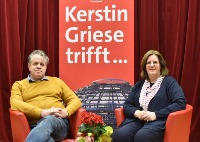 Die SPD-Bundestagsabgeordnete Kerstin Griese mit Marcus Bensmann auf der Bühne. Foto: Büro Griese