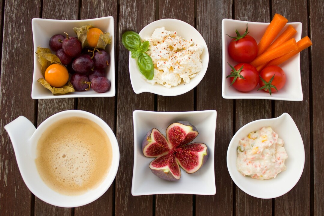 Gesundes Frühstück mit Obst, Gemüse und Kaffee.