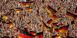 Menschenmenge mit deutschen Flaggen bei Veranstaltung