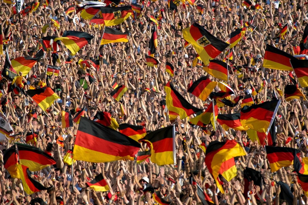 Menschenmenge mit deutschen Flaggen bei Veranstaltung