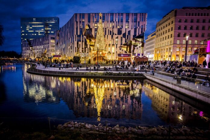 Der Weihnachtsmarkt in Düsseldorf hat lange vor dem Start seine erste neue Attraktion erhalten. Foto: D.Live/Anne Orthen/Archiv