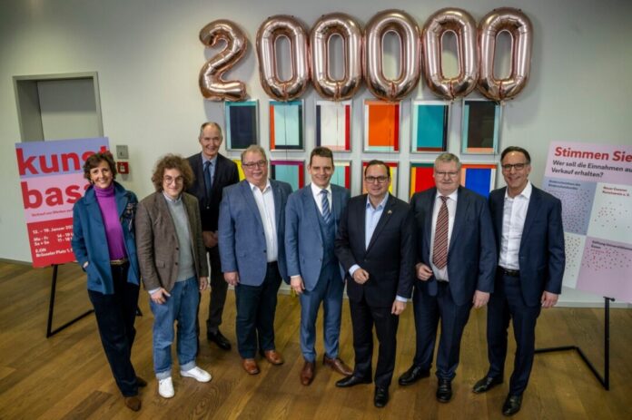 Freude bei der Spendenübergabe in Essen bei Dorothee von Posadowsky, Jan Philipp Römer, Professor Ulrich Radtke, Jörg Sartor, Leonhard Birnbaum, Thomas Kufen, Professor Ulrich Spie und Marc Spieker. Foto: Andreas Endermann Freude bei der Spendenübergabe in Essen bei Dorothee von Posadowsky, Jan Philipp Römer, Professor Ulrich Radtke, Jörg Sartor, Leonhard Birnbaum, Thomas Kufen, Professor Ulrich Spie und Marc Spieker. Foto: Andreas Endermann