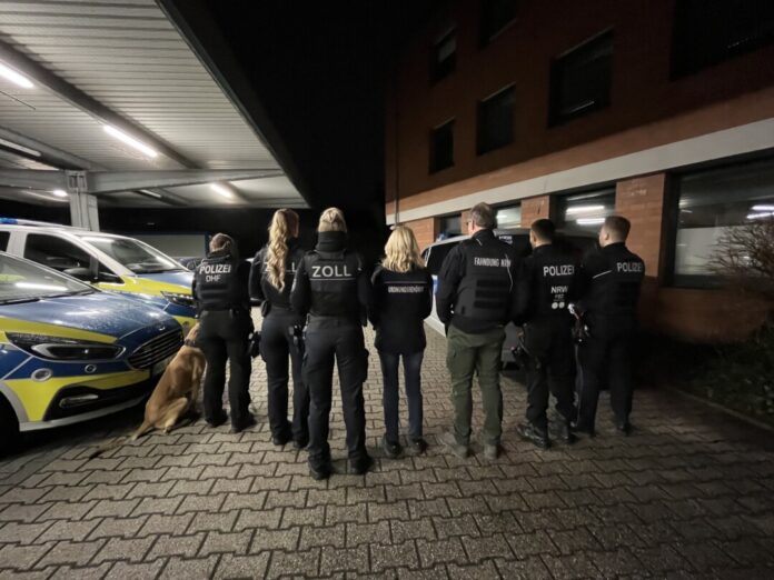 In Monheim am Rhein hat die Polizei im Rahmen des "Projekt ZooM" am Samstag einen behördenübergreifenden Kontrolleinsatz durchgeführt. Foto: Polizei