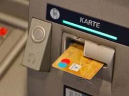 Eine Geldkarte steckt in einem Automaten. Foto: pixabay
