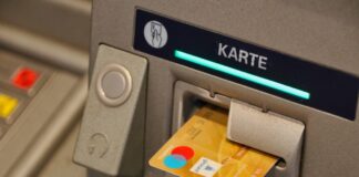 Eine Geldkarte steckt in einem Automaten. Foto: pixabay