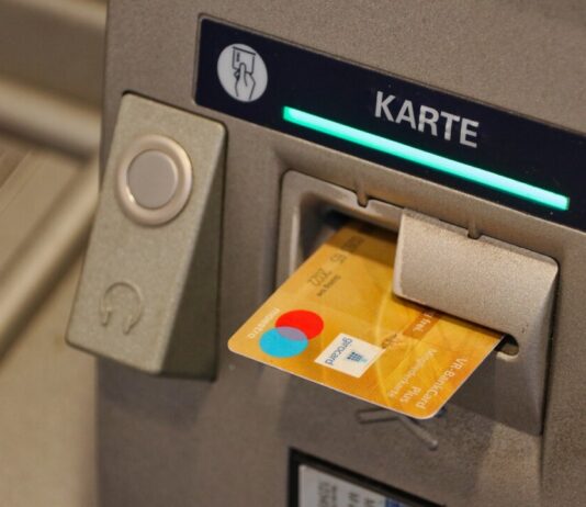Betrug: Velberter übergibt Geldkarte und verrät PIN Eine Geldkarte steckt in einem Automaten. Foto: pixabay