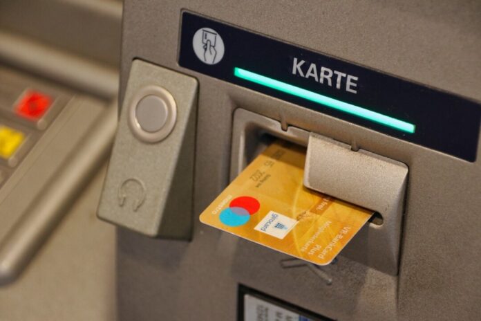 Eine Geldkarte steckt in einem Automaten. Foto: pixabay