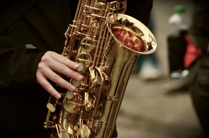 Person spielt goldenes Saxophon
