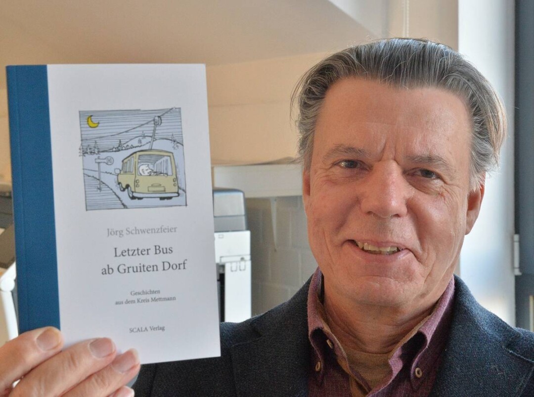 Person hält Buch "Letzter Bus ab Gruiten Dorf".