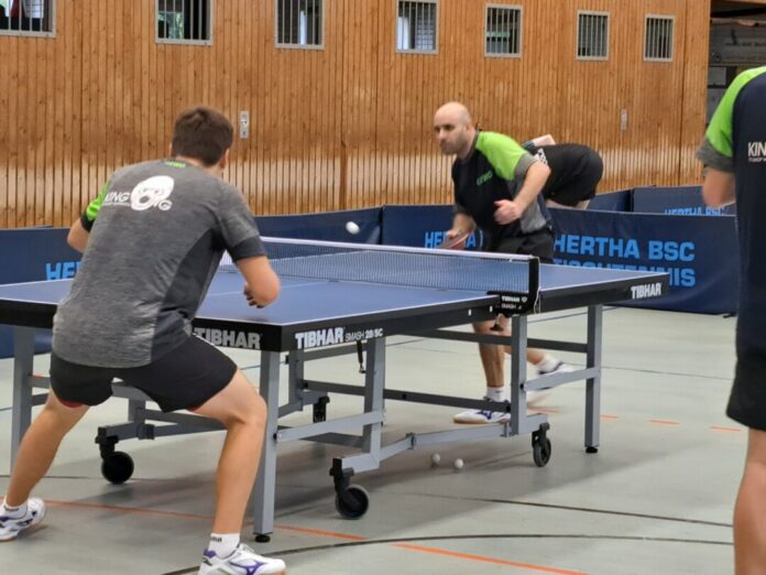 Marios Yiangou (r.) erspielt für die Union zwei Punkte. Foto: SV Union Velbert
