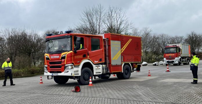 Auf dem Betriebsgelände der Jonas Farbenwerke führte die Freiwillige Feuerwehr Wülfrath diesmal ihr halbjährliches Fahrtraining zur präzisen Beherrschung der Einsatzfahrzeuge insbesondere bei engen Verkehrssituationen durch. Foto: FW Wülfrath
