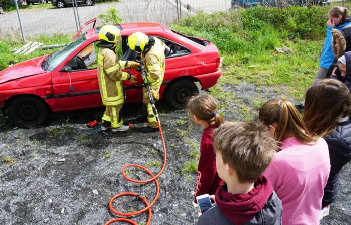 Die Feuerwehr Ratingen beteiligt sich am diesjährigen Girls' Day. Die Mädchen erleben dabei unter anderem, wie ein Pkw nach einem Verkehrsunfall aufgeschnitten wird. Foto: Stadt Ratingen