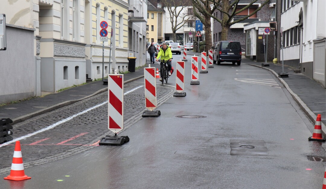 Auf einem provisorischen Pop-up-Radweg konnten Mitglieder der Ratsausschüsse testen, wie es sich auf der Wallstraße bergab radelt. Foto: Stadt Ratingen