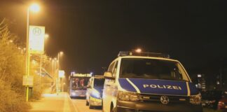 Zwei Einsatzwagen der Bundespolizei waren vor Ort am Bahnhof Rosenhügel in Neviges, zusätzlich drehte ein Hubschrauber seine Kreise. Foto: Volkmann