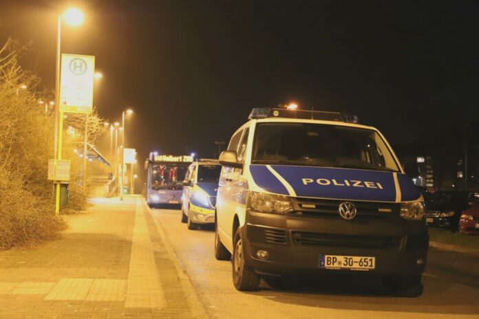 Zwei Einsatzwagen der Bundespolizei waren vor Ort am Bahnhof Rosenhügel in Neviges, zusätzlich drehte ein Hubschrauber seine Kreise. Foto: Volkmann