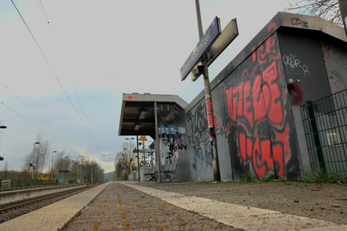 Der Bahnhof in Rosenhügel in seiner ganzen Pracht: Farbenfroh, aber nicht besonders einladend. Foto: Volkmann