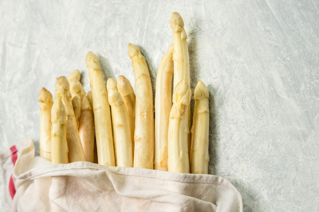 Spargel zu einem Genuss zu machen, gelingt mit einigen Tipps. Foto: VZ NRW/adpic
