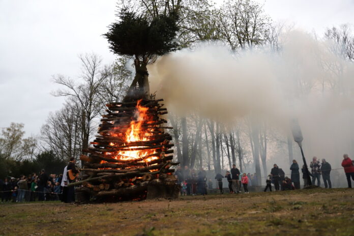 Das Osterfeuer auf dem Marienberg brennt. Foto: Volkmann