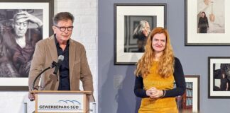 Der Fotograf Michael Dannenmann und Kuratorin Sandra Abend. Foto: Peter Siepmann