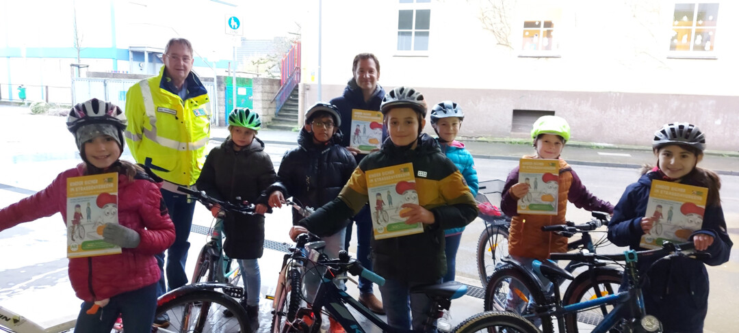 Konrektor Benjamin Lonnemann, Uwe Zimmermann, Geschäftsführer Kreisverkehrswacht Mettmann, und Schüler der Katholischen Grundschule Mettmann. Foto: Kreisverkehrswacht