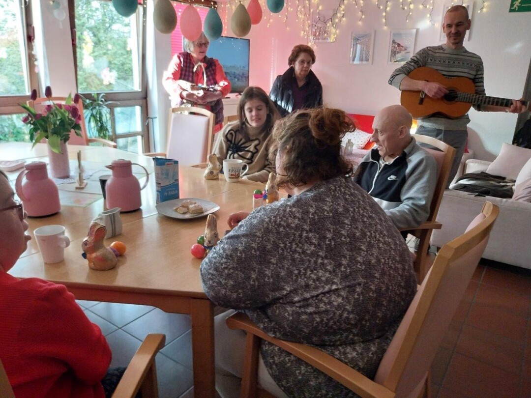 Fröhlicher Gesang und österliche Geschenke erfreuten die Bewohner der Lebenshilfe und die Mitglieder der Frauen Union Heiligenhaus. Foto: privat