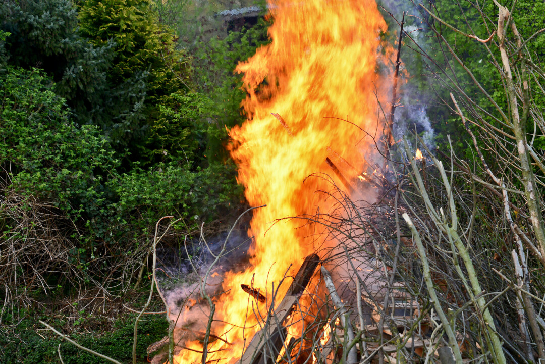 Buschfeuer in ländlicher Gegend.