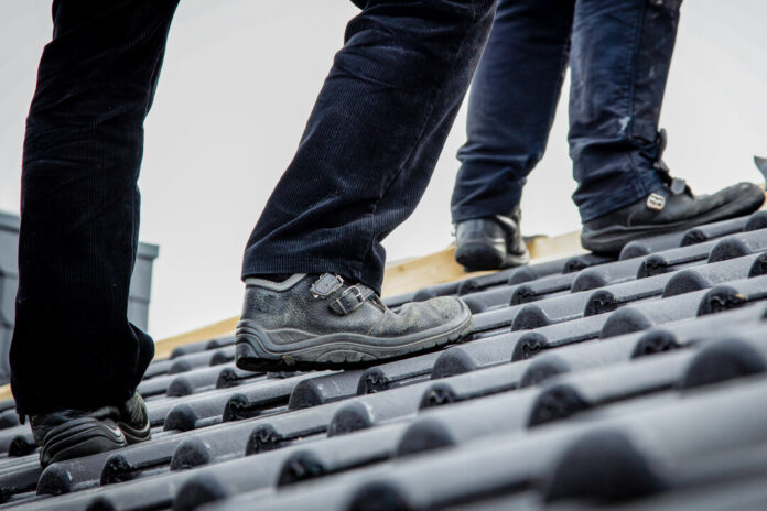 93 Dachdeckerbetriebe gibt es im Kreis Mettmann mit 640 Beschäftigten. Foto: IG BAU/Tobias Seifert